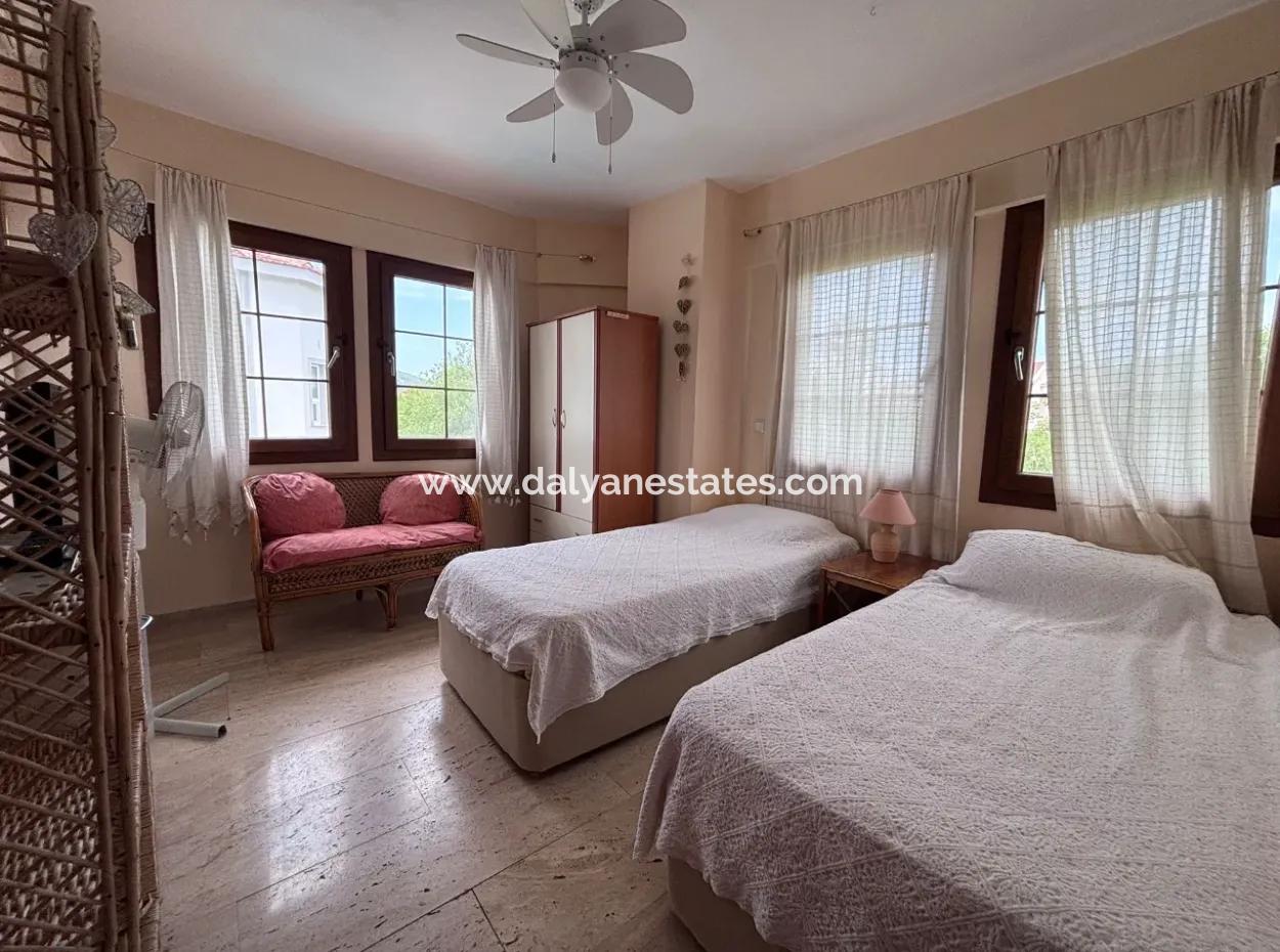 Dalyan Merkezde Ortak Havuzlu Eşyalı Triplex Villa