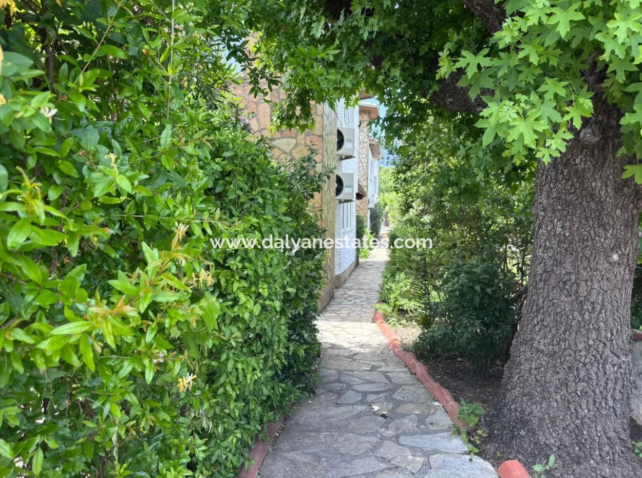 Dalyan Merkezde Ortak Havuzlu Eşyalı Triplex Villa