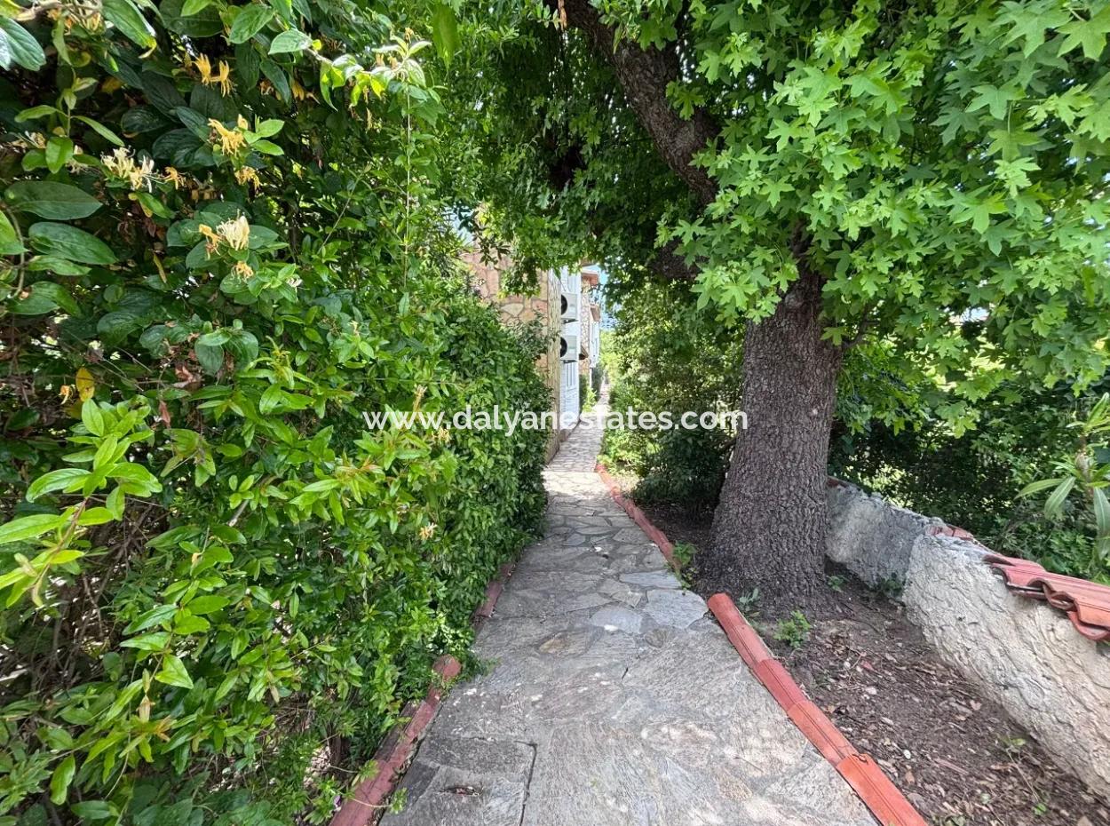 Dalyan Merkezde Ortak Havuzlu Eşyalı Triplex Villa