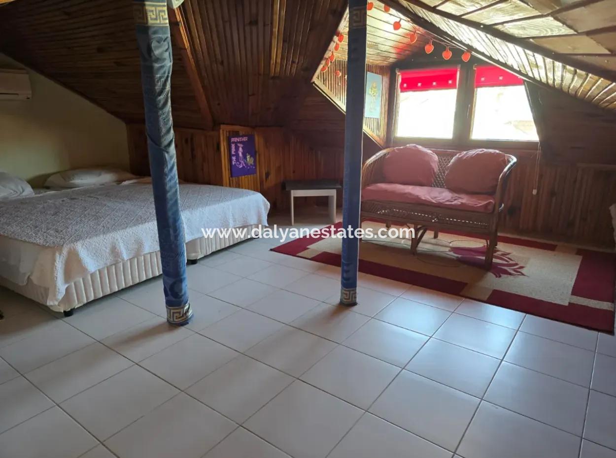 Dalyan Merkezde Ortak Havuzlu Eşyalı Triplex Villa