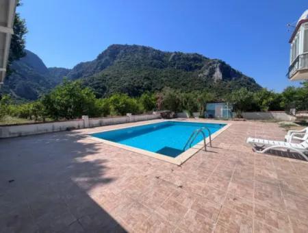 Dalyan Marmarlı Da 4011 M2 Arsa İçerisinde Satılık Villa