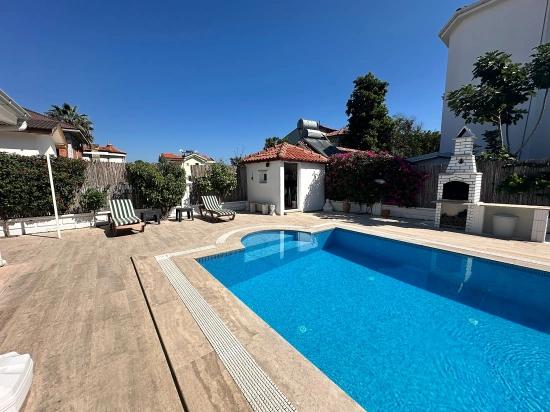 Villa Iris, Ortak Havuzlu, Modern Ve Yarı Müstakil Bir Villa